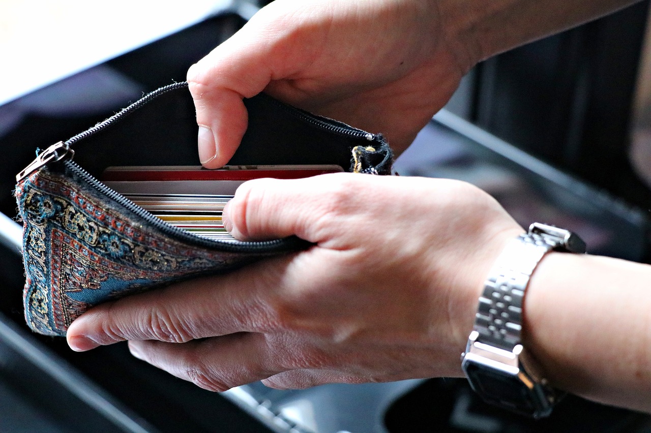 wallet-ge98f65c78_1280_(c)Pixabay